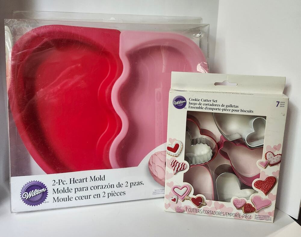 Wilton Valentine's Day Heart Baking Set Mold & 7 Pc Cookie Cutter Set NIB
